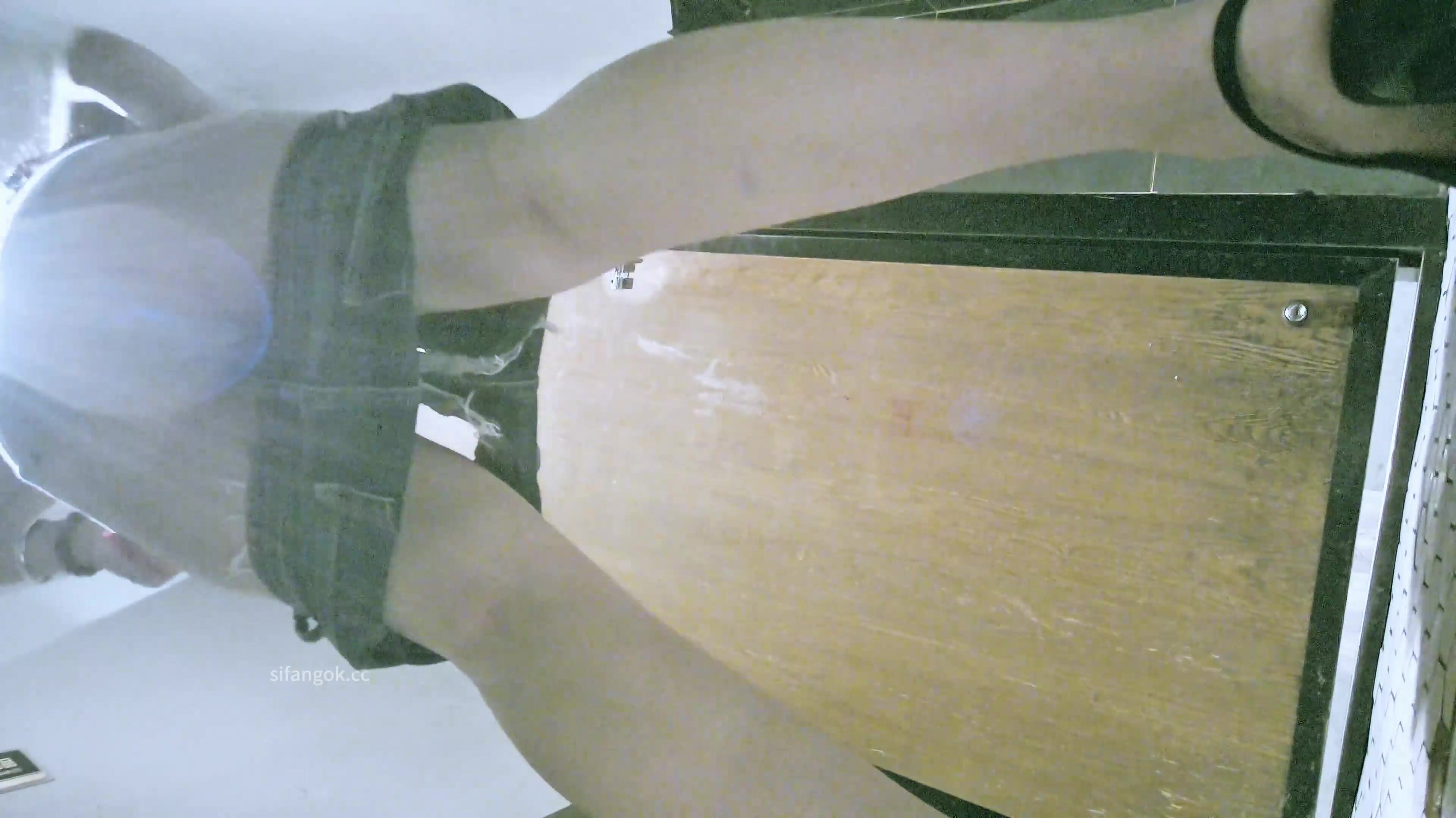 十二月最新流出酒吧女廁後拍單部售賣精品極品高跟網紅女膚白貌美大長腿 (3)