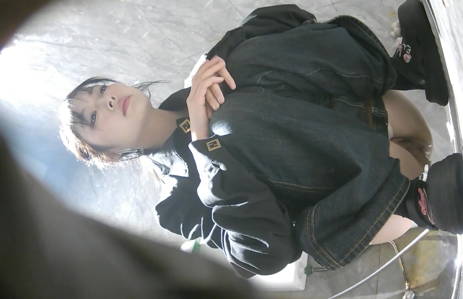 大神潛入酒吧女廁全景偷拍女神級的少婦人美B更美