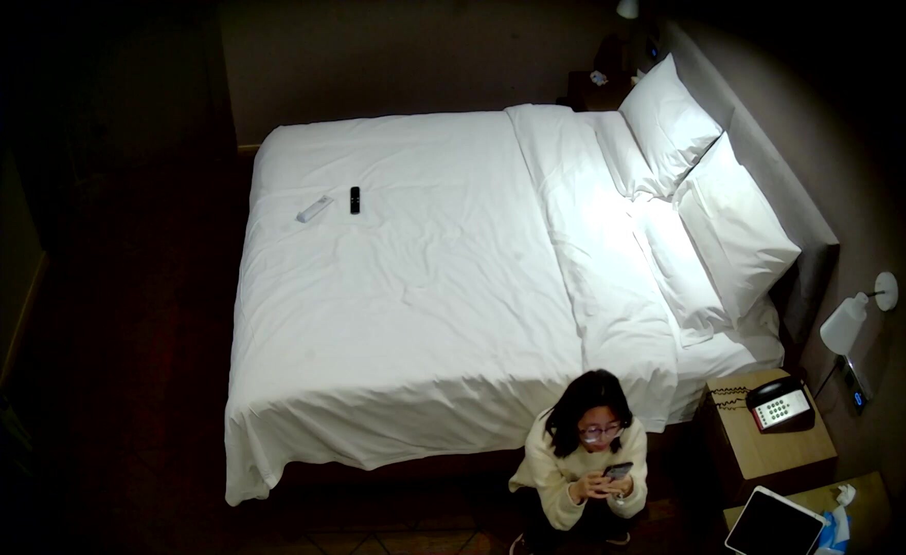 流出天眼酒店高畫質偷拍 連續幾天入住的奇葩小情侶整天裸睡不啪啪只會對著平板跳操() (2)