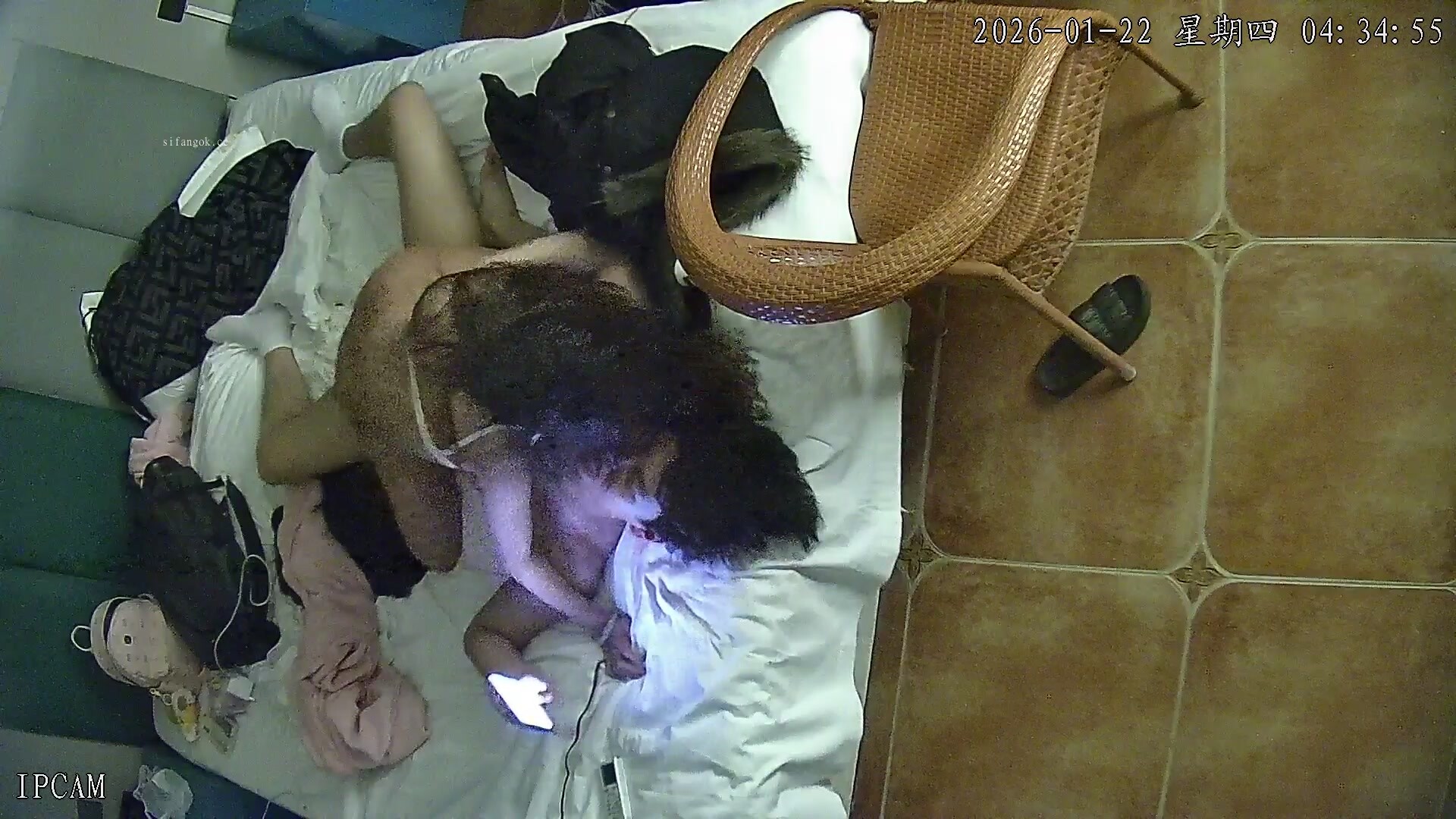 新流出酒店偷拍 大學生情侶小哥把粉嫩女友摳出水後被摺疊起來狂操表情銷魂