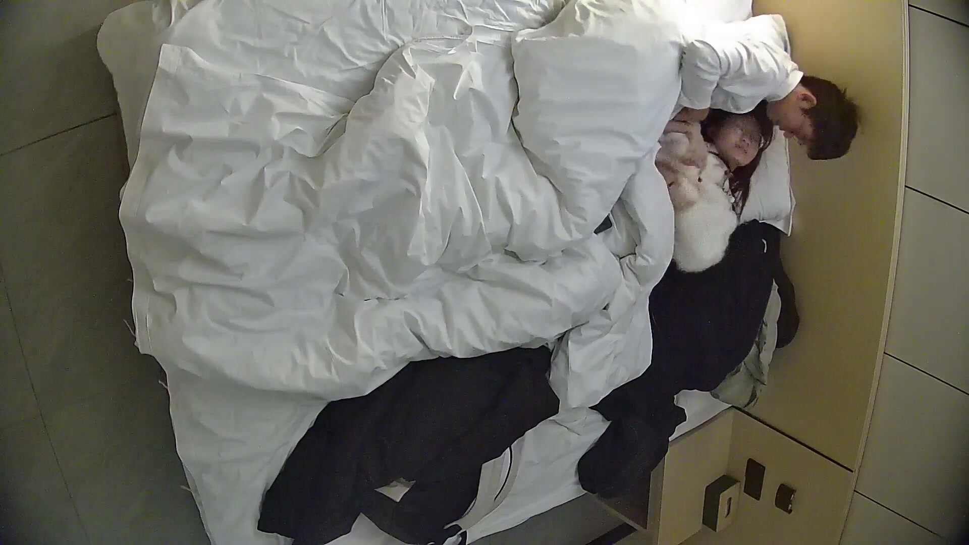 流出酒店偷拍 學霸情侶眼鏡學妹幫男友打飛機 被男友扒屁眼研究一番後入口爆嘴裡文化人真會玩 (2)