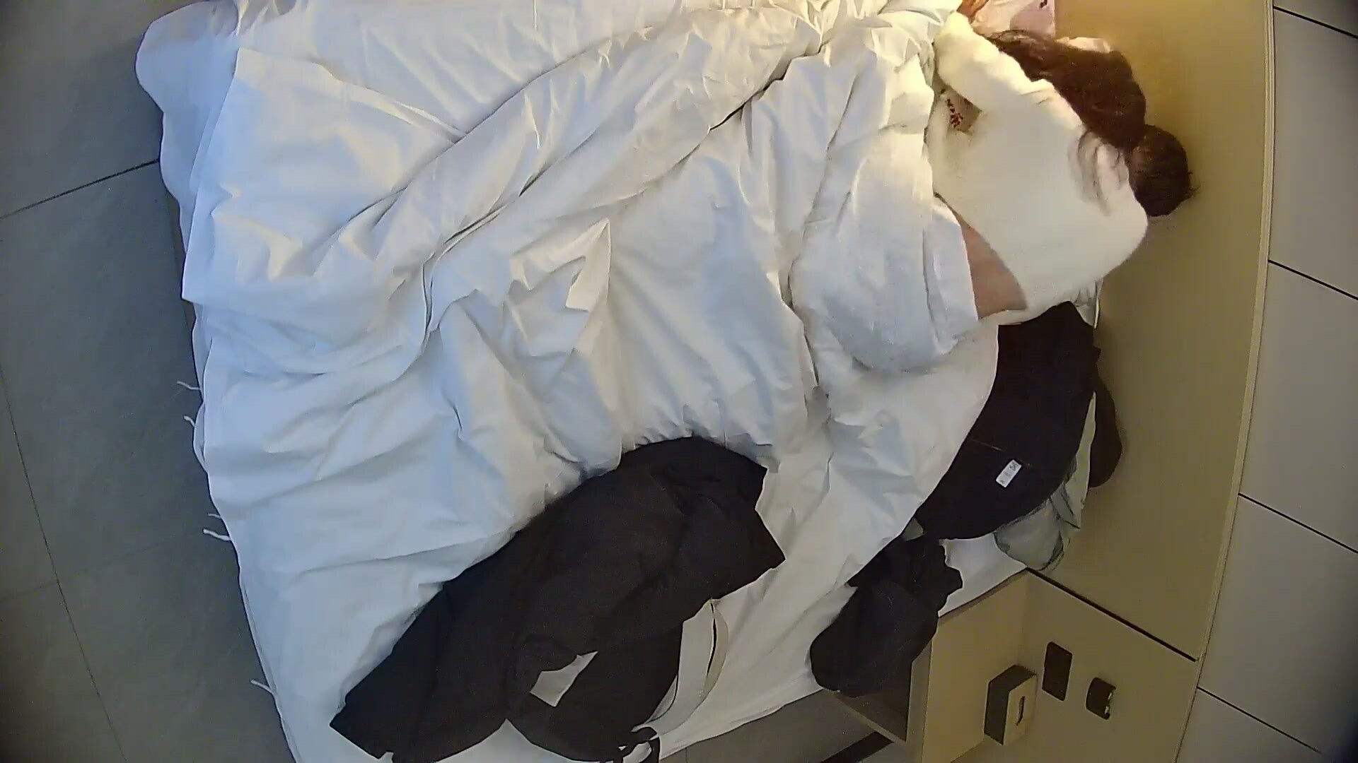 流出酒店偷拍 學霸情侶眼鏡學妹幫男友打飛機 被男友扒屁眼研究一番後入口爆嘴裡文化人真會玩 (1)