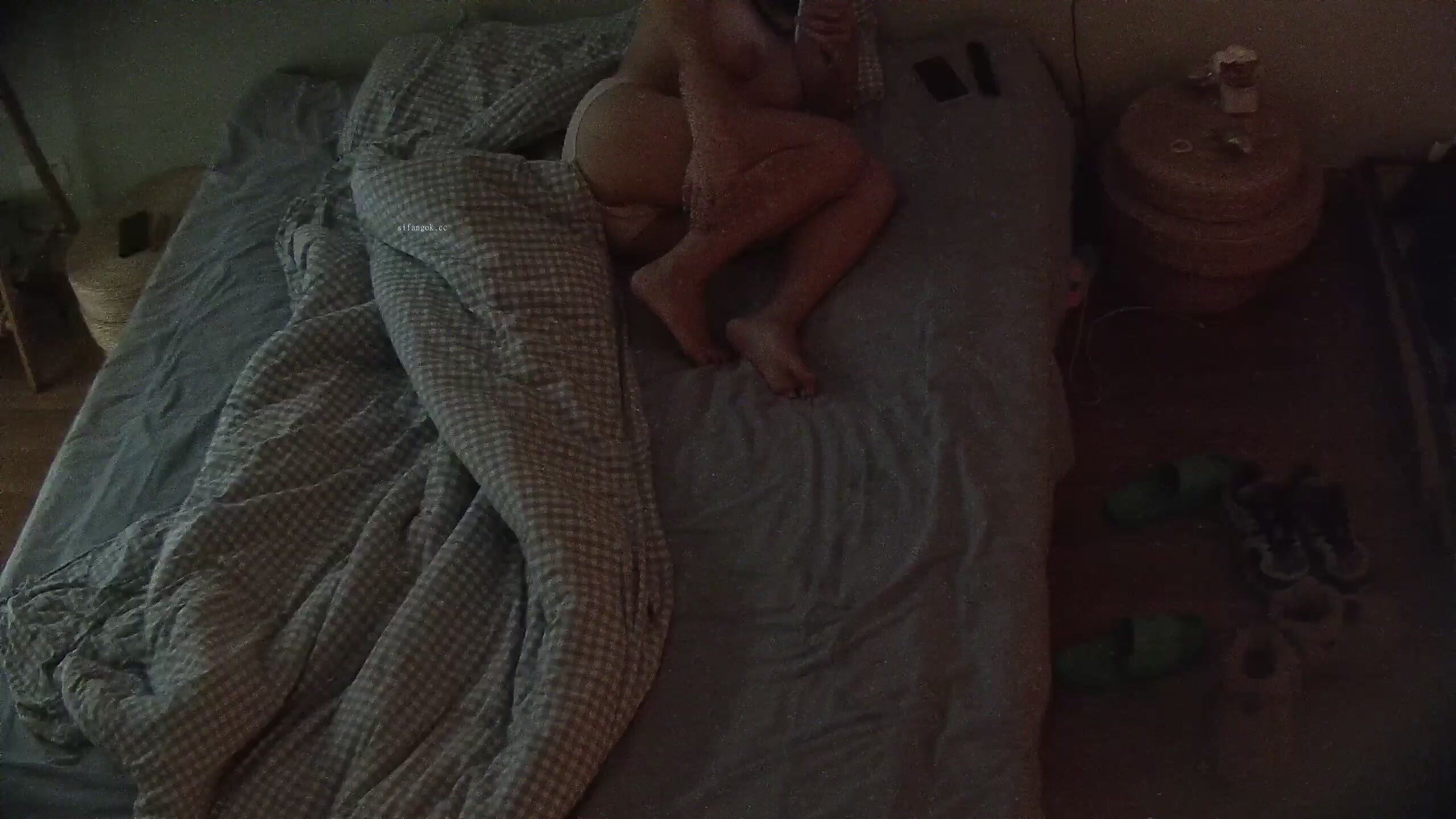 最新流出酒店偷拍 渣男小胖發現追求的反差婊眼鏡女友和其他男人關係曖昧醋意大發報復性操穴對白精彩() (3)