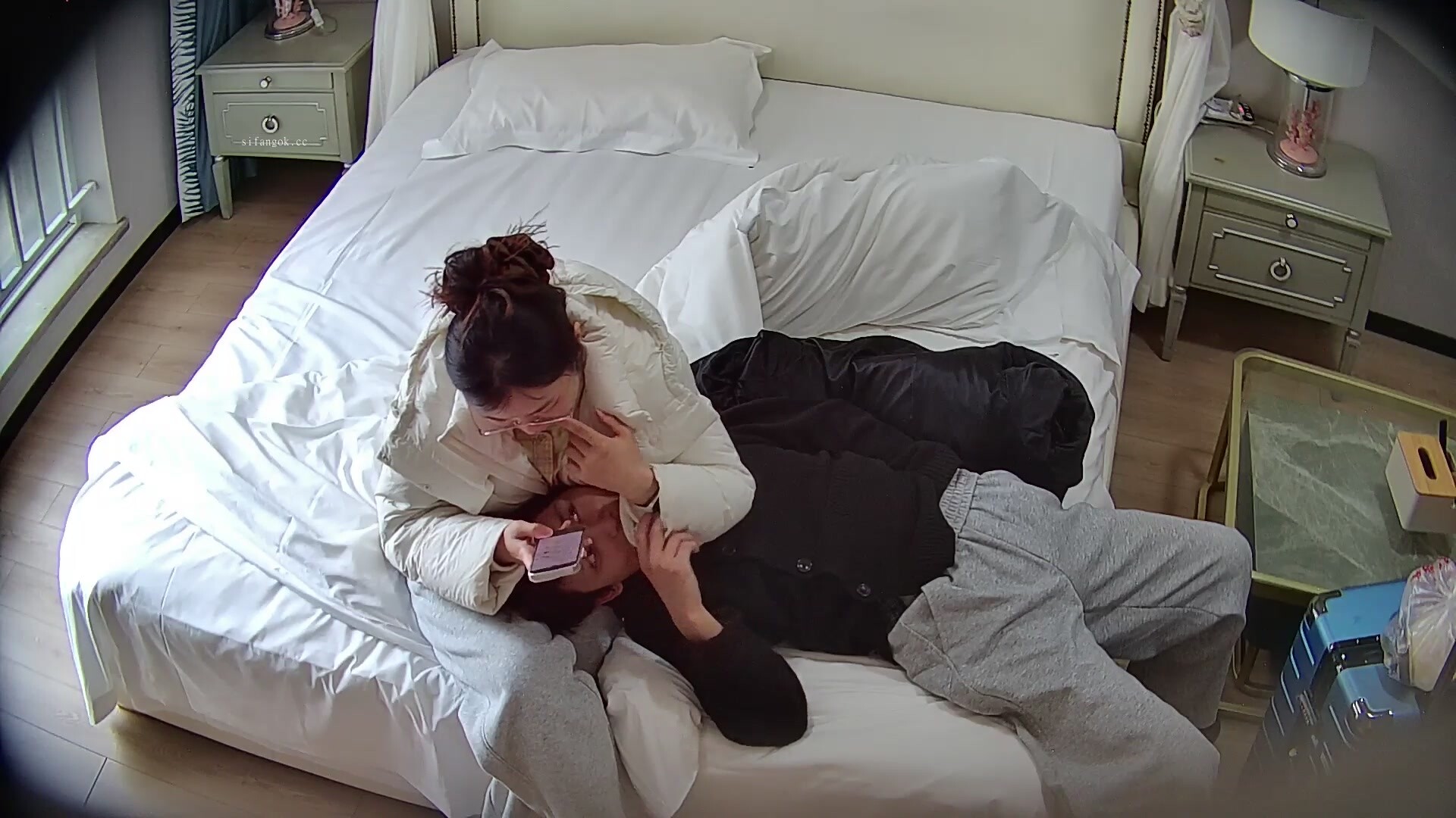 流出酒店偷拍 年輕小夥把白嫩女友帶到酒店看著投屏學習做愛的性經驗 高畫質完整版() (2)