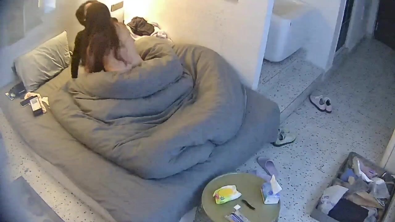 公寓酒店  眼鏡小哥和自己的小女友 吃飽零食就上床開幹 小女友趴著翹起屁股的時候 誰能頂住 (1)