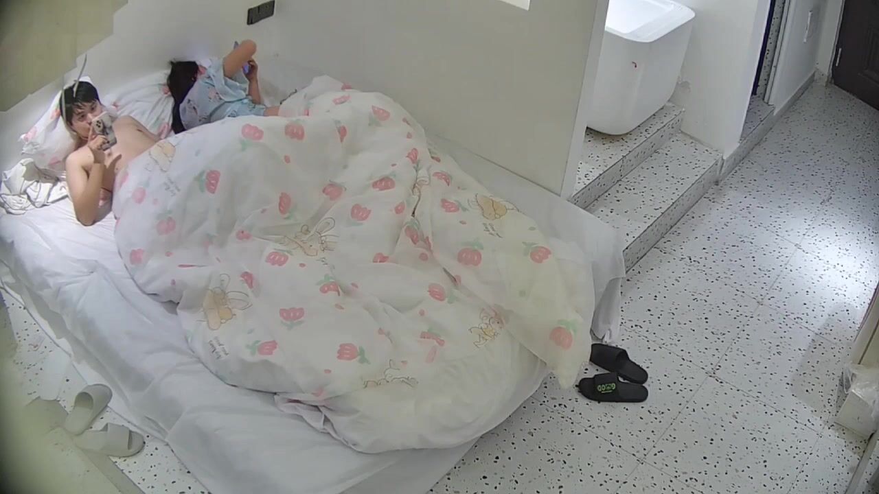 大學城偷拍 女生原本受邀來拍私房照 結果嘴被塞了雞巴 逼也捱了操 絲綢薄紗的衣服 確實好誘惑 好出片 (3)