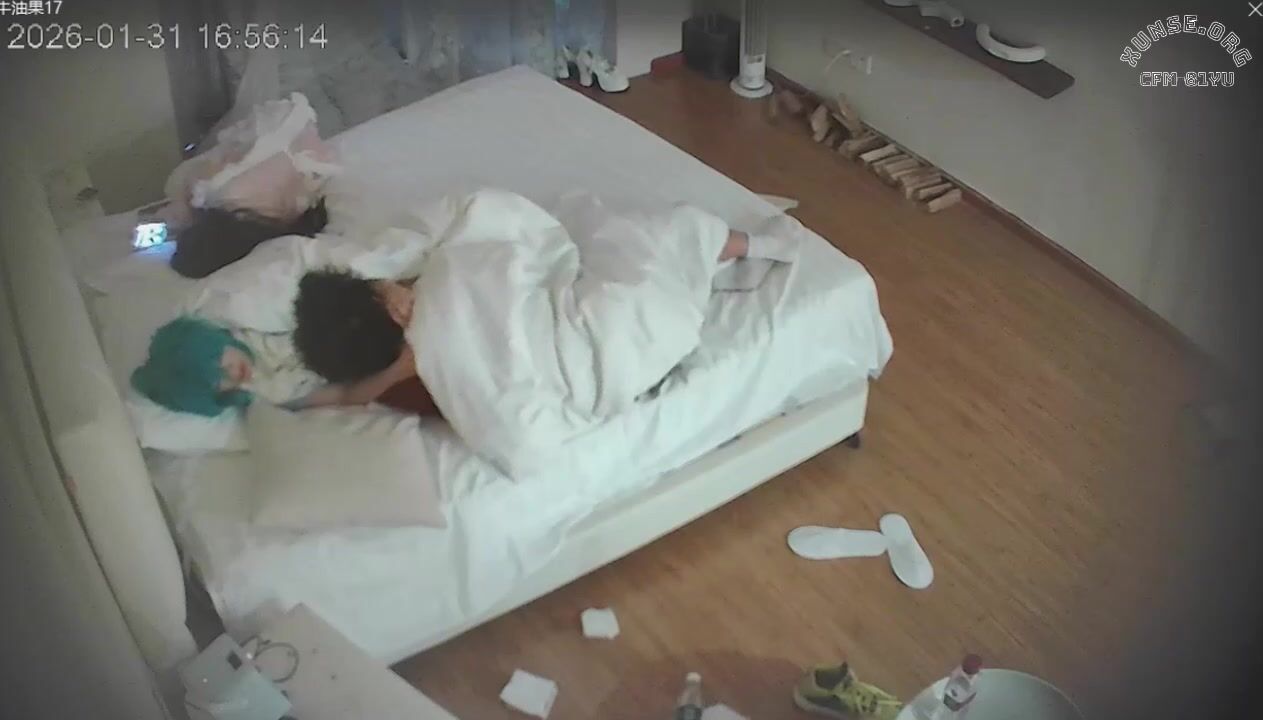 樂橙  兩女一男 女閨蜜一直在助攻男人上另一個女生 兩人被窩操的時候閨蜜都在現場 劇情太刺激 強烈推薦 (3)