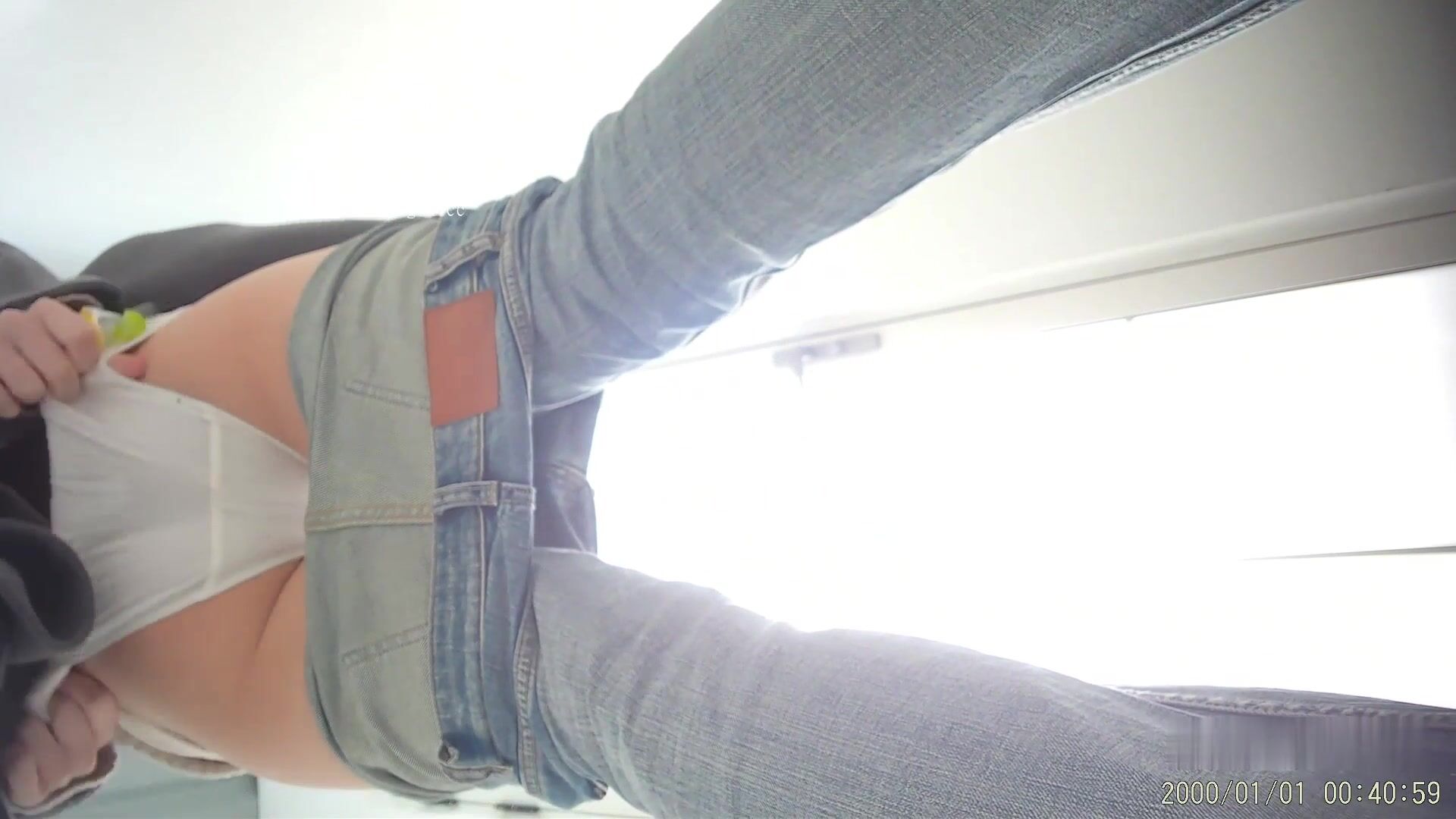 二月最新流出升級攝像頭享受極致視覺體驗❤️粉紅長裙美女洗漱完換上黑絲和衣服