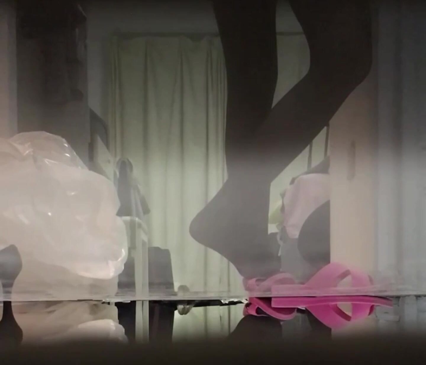 私房三月最新流出重磅【空姐】窗外偷拍多位空姐日常洗澡換衣服第三季(8) (1)