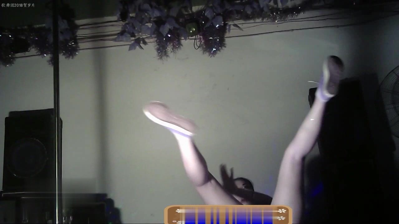 貴在真實，草臺班子慰問演出，臺上妹子真心給力，激情又大膽，全裸熱舞現場洗澡，啤酒插穴灌酒