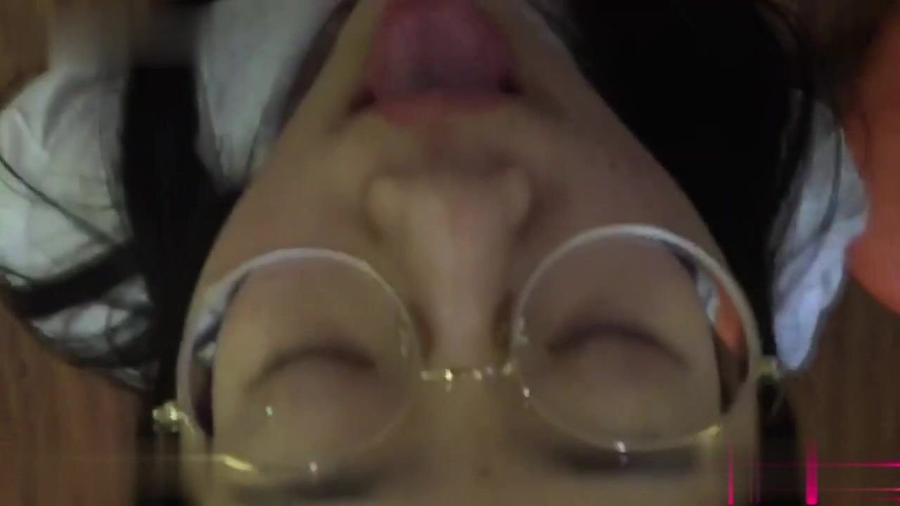 廣州某街道黨群服務中心吳夢茹 跨年夜絲襪顏射不一樣的為民服務！ 影片瘋傳驚呆同事！(1)