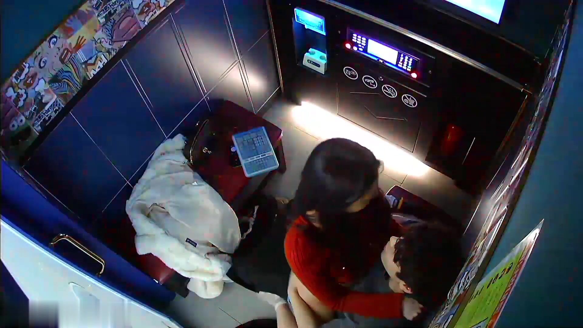 駭客破解KTV包房監控偷拍紅衣妹子剛進來不久就迫不及待脫下帥哥的褲子吃硬雞巴一邊唱歌一邊操她