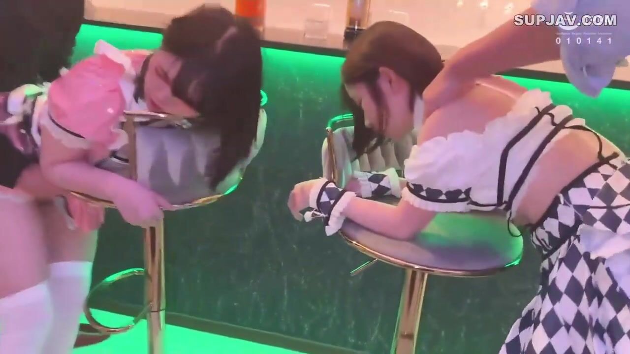 迷姦兩個店裡可愛的陪酒小美眉，嬰兒肥身材嬌小短髮可愛蘿莉，群P輪操！粉色短裙的短髮美眉好可愛漂亮