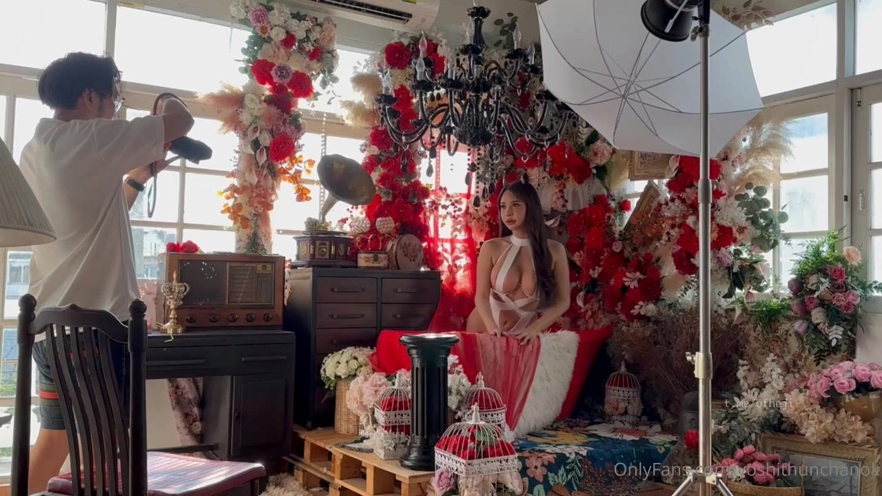 巨乳巨屌的豐滿TS yoshithunchanok，聲音甜美，如此巨乳大機率吃很多雌性激素！牛牛軟時小 勃起很大！肌肉小鮮肉啪啪