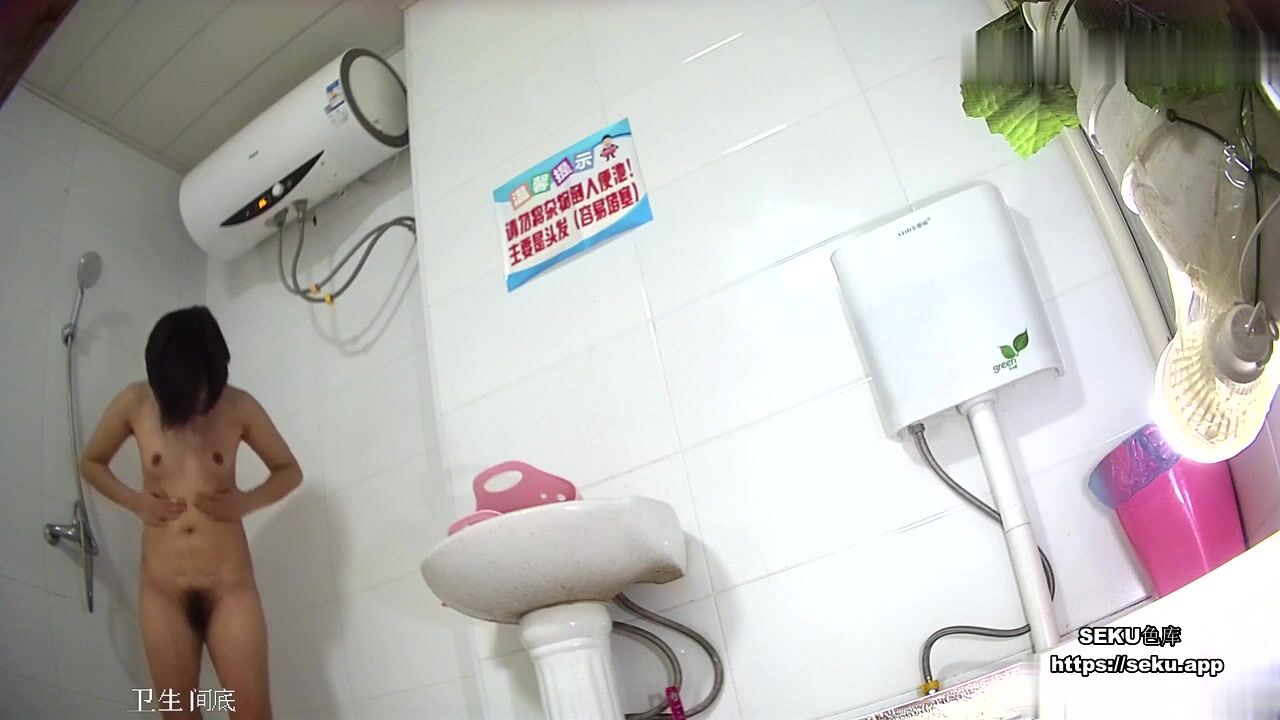 東莞DS電子廠女工宿舍衛生間偷拍下夜班的女工小梅尿尿順便洗個熱水澡~1