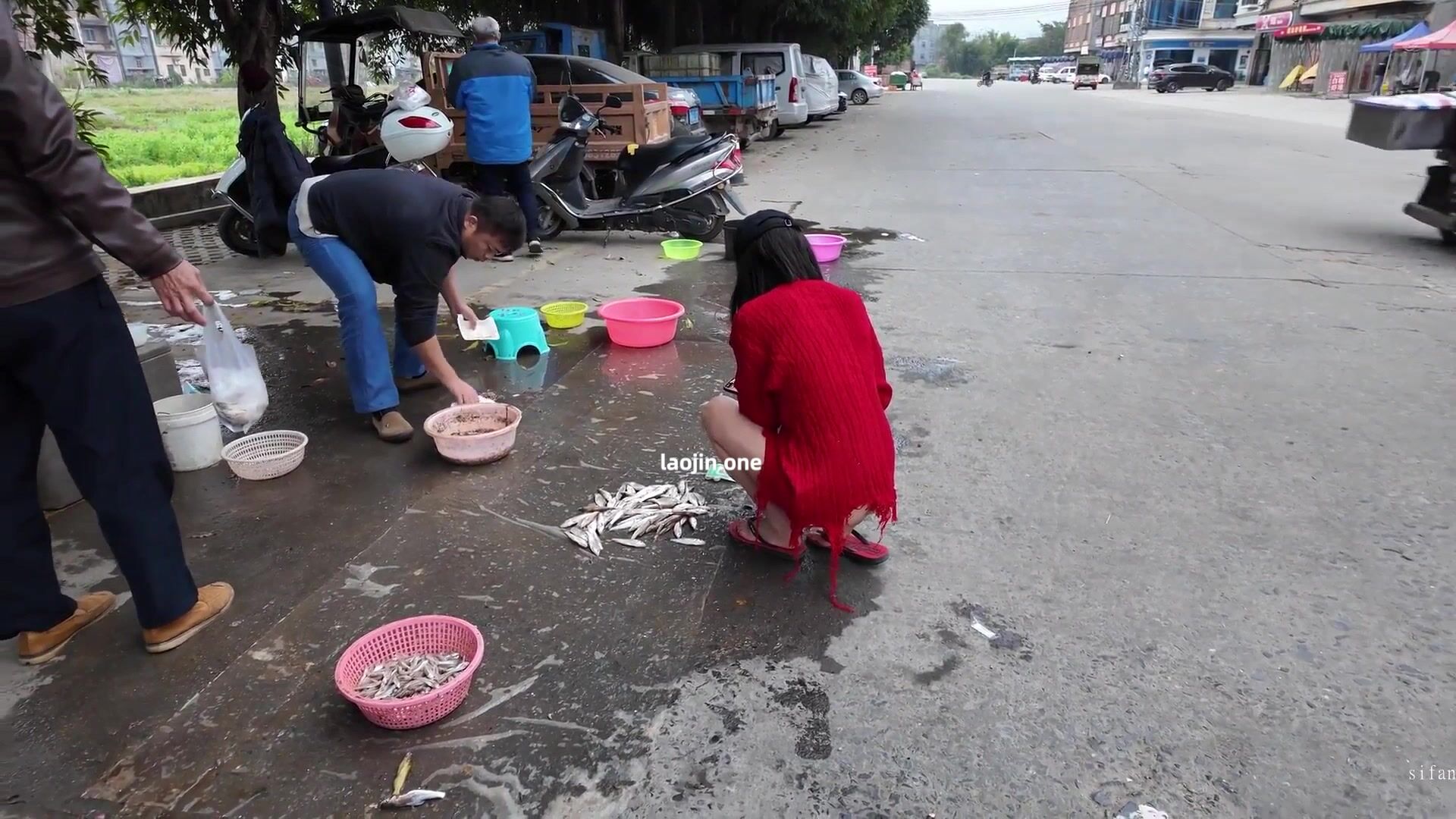 【cikaimoon】紅色衣服買魚，人氣露出女神，超大膽廣西街頭，大白天人最多的時候，街邊人來人往好多小夥看到了! (1)