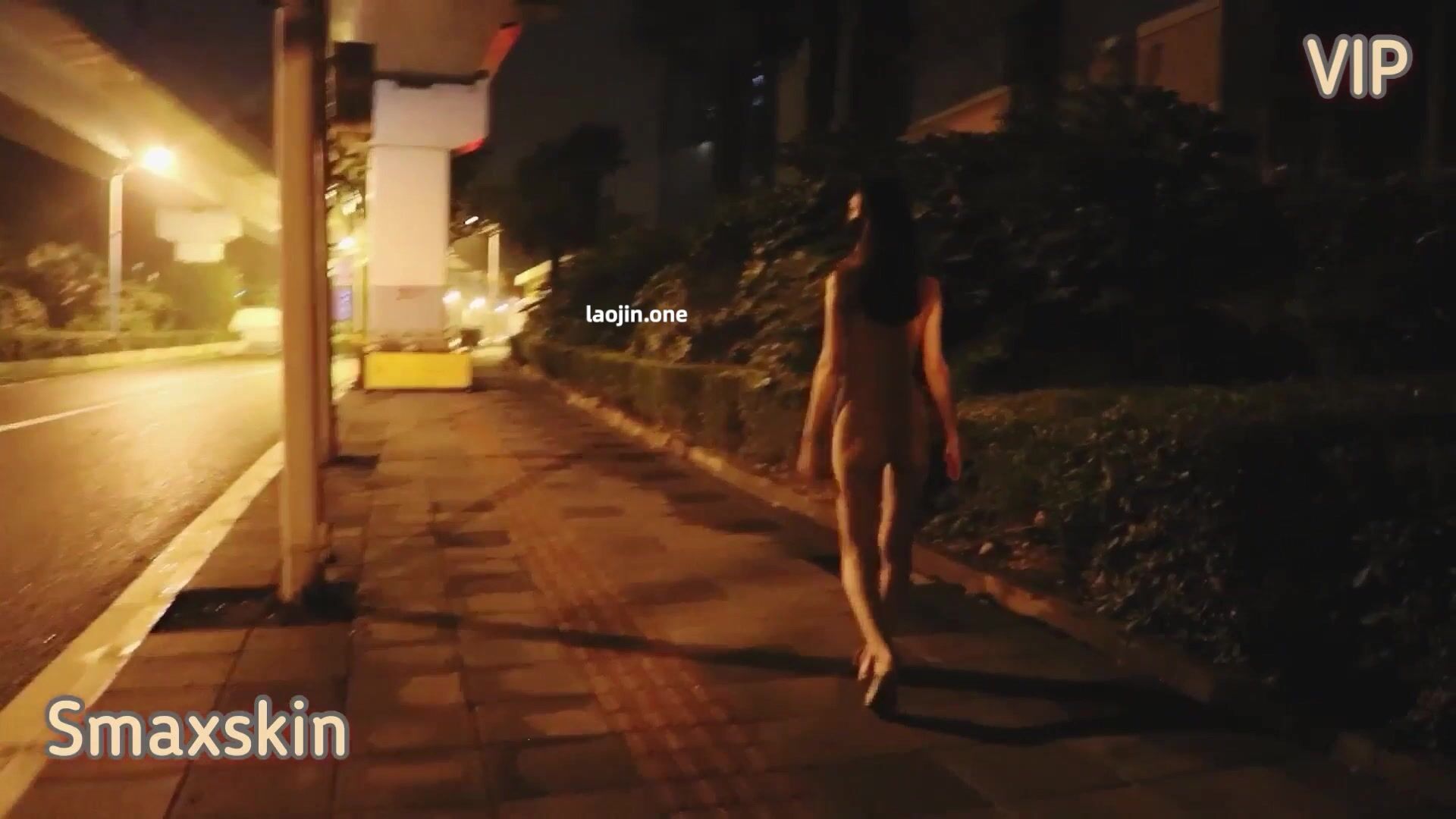 【Smaxskin】雨夜漫步最新推特戶外露出女神七號公路，曲徑通幽，雨夜漫步，每一次都是緊張刺激至極