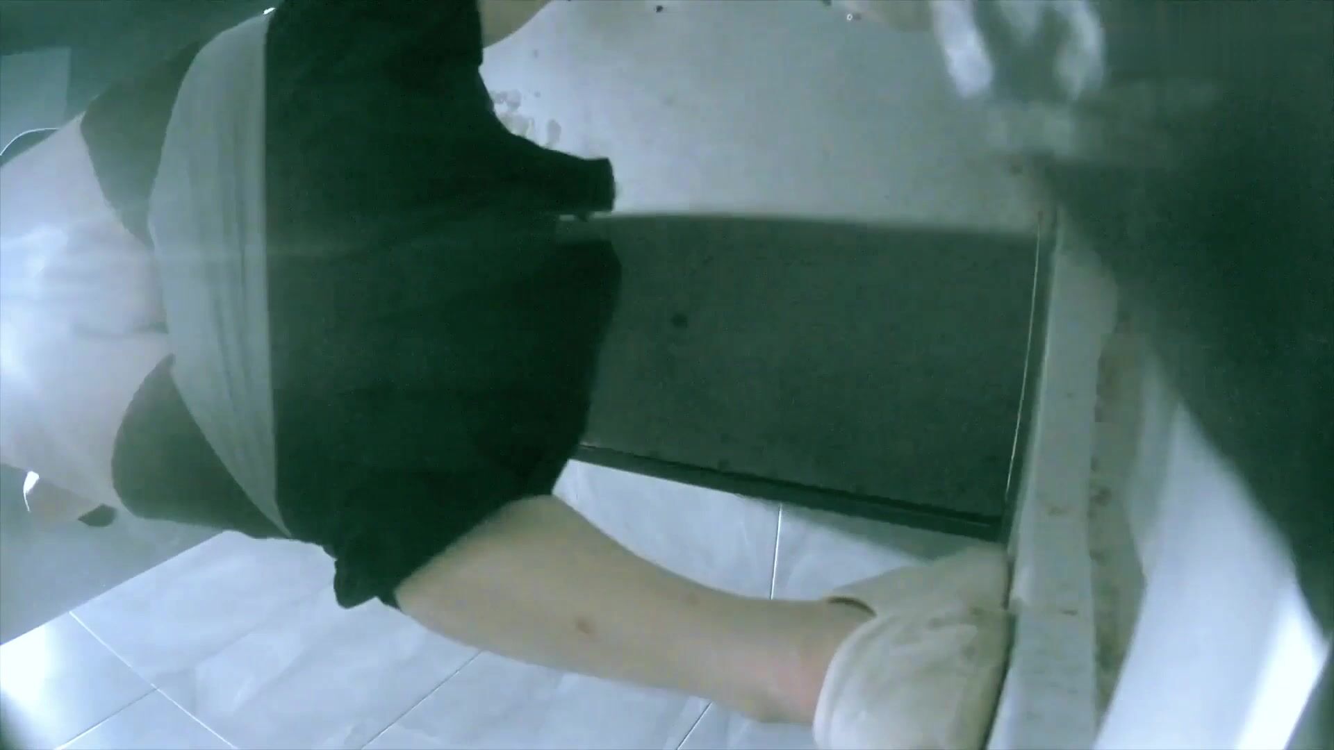 一月新流出KTV夜總會女廁新場景抄底視角偷拍小姐尿尿憋了很久的迷彩褲美眉尿尿似噴泉