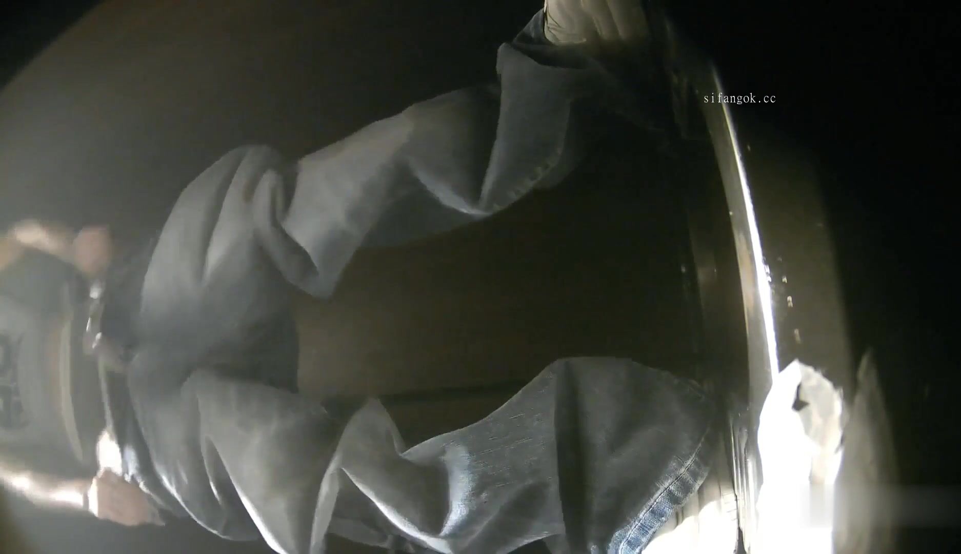 一月最新流出夜總會酒吧綠光系列後拍小姐尿尿極品水晶高跟白虎靚妹居然敢坐在地上玩手機 (1)