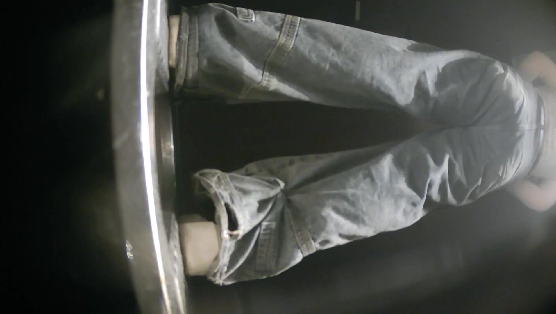 一月流出夜總會酒吧綠光系列後拍小姐尿尿白色包臀裙靚妹尿完逼上掛著白帶也不擦逼