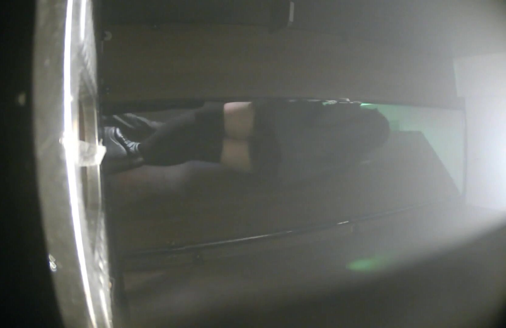 一月流出夜總會酒吧綠光系列後拍小姐尿尿長靴美女的紙尿褲有點特別