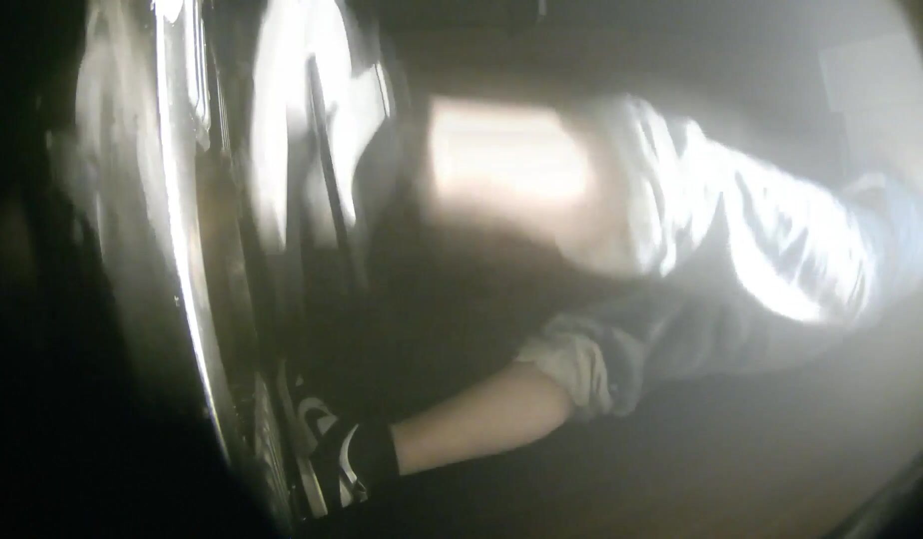 一月最新流出夜總會酒吧綠光系列後拍小姐尿尿黑色性感長靴美女正對鏡頭展示逼毛再尿尿