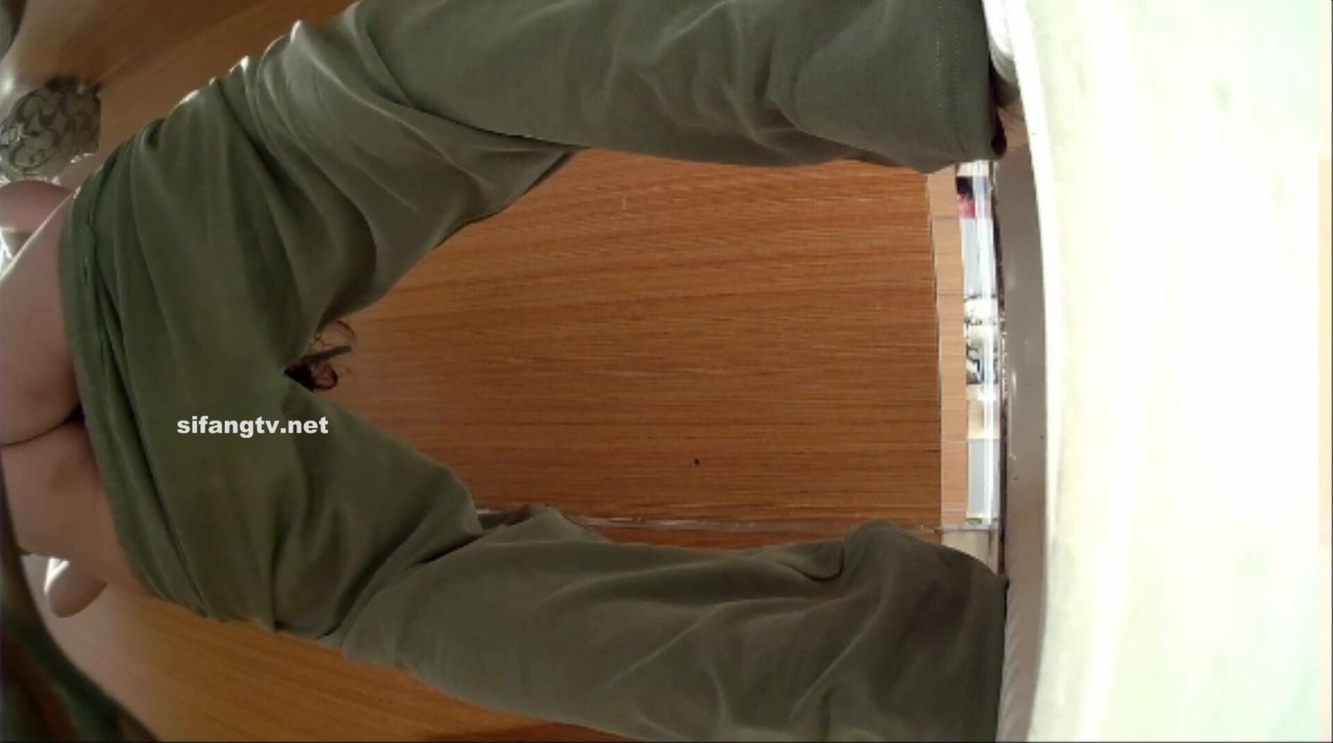 【精品廁拍】固定近景偷拍超多漂亮小姐姐方便，渾圓大屁股欣賞雙洞 (2)