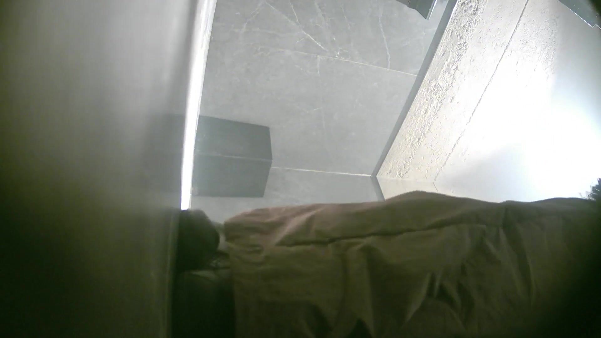 一月最新流出夜總會【KTV女廁】前景偷拍小姐尿尿半邊裙靚妹估計有狐臭仔細擦腋窩