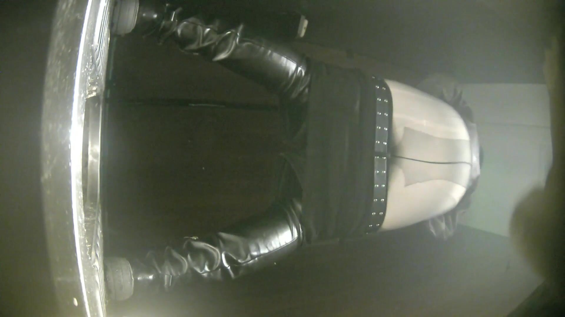 一月最新流出夜總會酒吧綠光系列後拍小姐尿尿其中幾個逼逼粉嫩的長腿妹子(1) (2)