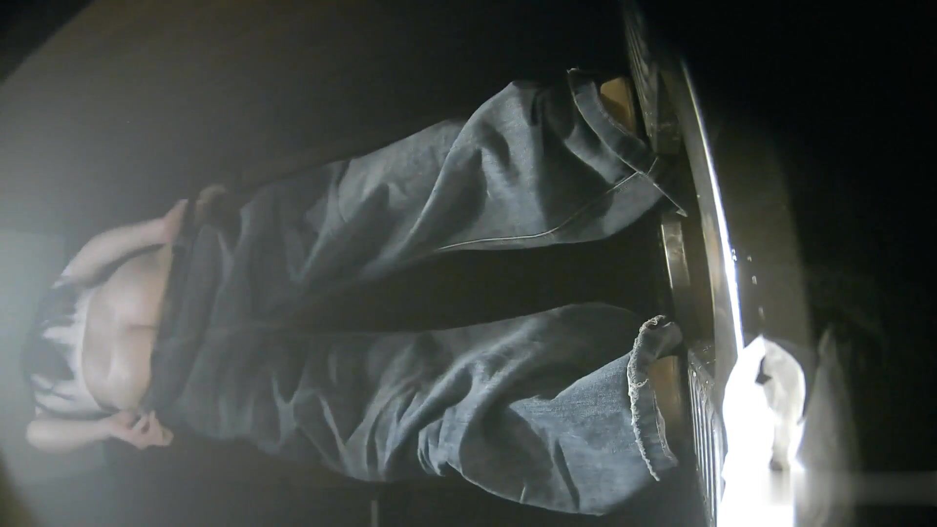 一月最新流出夜總會酒吧綠光系列後拍小姐尿尿高跟肉絲美女尿尿完白帶飄落 (2)