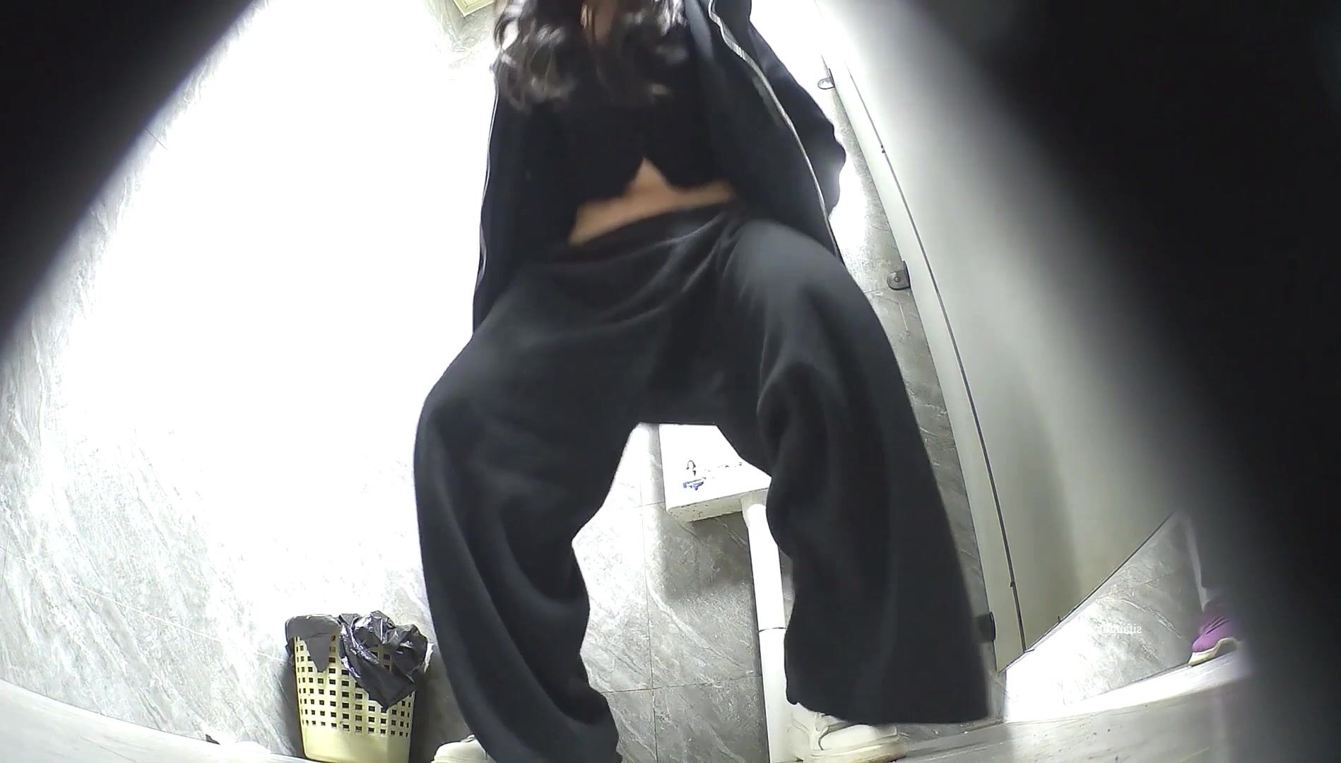 【酒店餐廳女廁】全景偷拍多位美女各種極品小黑鮑魚