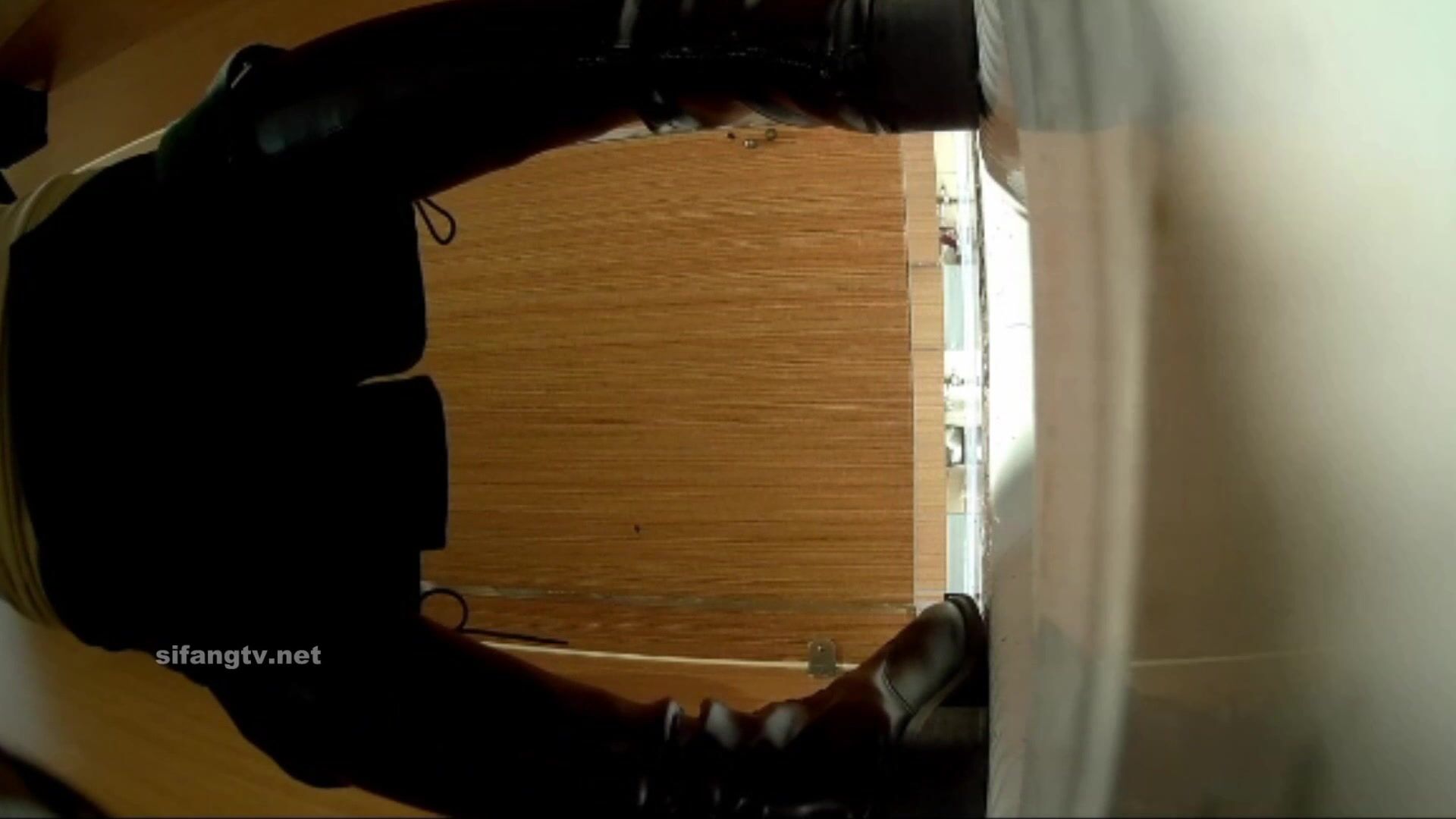 【精品廁拍】固定近景偷拍超多漂亮小姐姐方便，渾圓大屁股欣賞雙洞 (1)