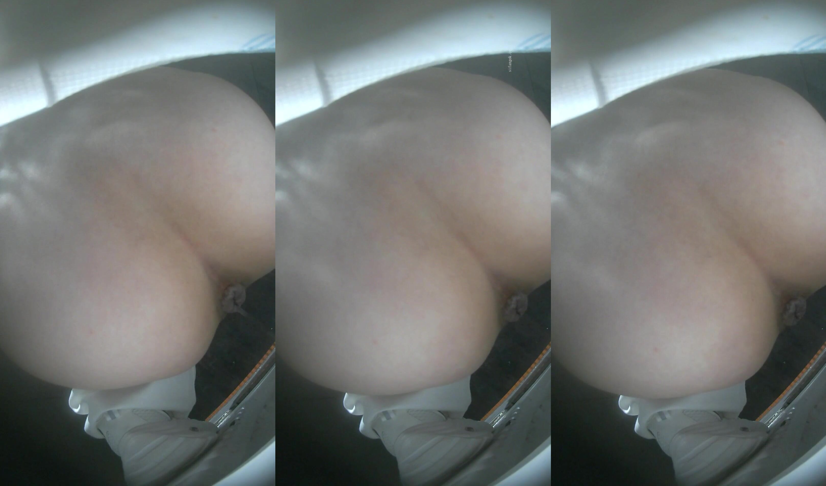 一月流出【酒吧女廁】近視角後拍小姐尿尿運動衣美女的逼逼非常肥厚 (4)