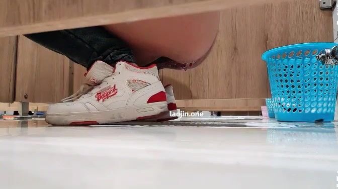 【戶外廁拍】最新女生賺錢搞廁拍大型商超公廁，少婦學生妹不少，第一現場直擊，緊張刺激有期待！