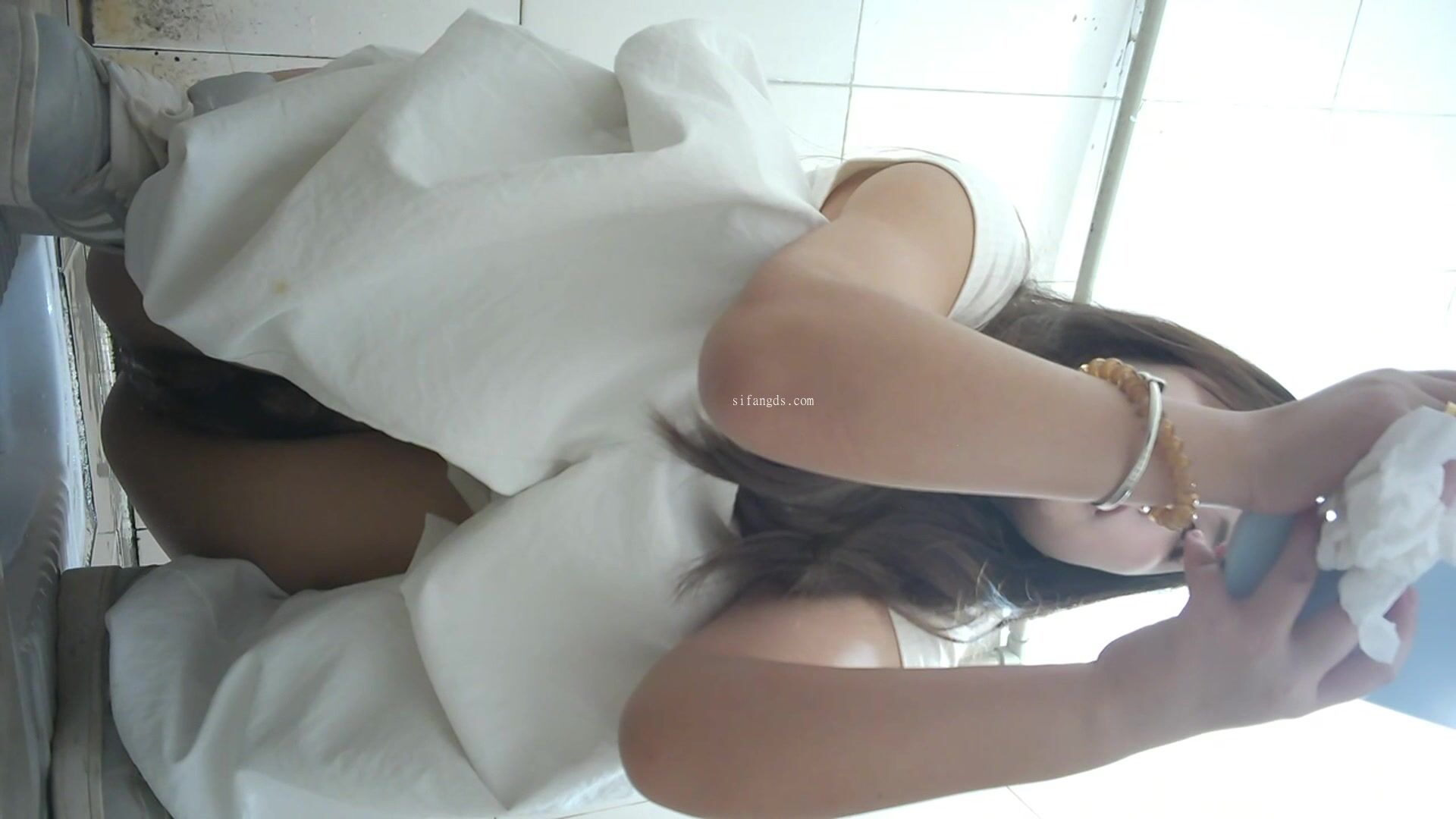 【精品廁拍】街邊公共女廁正面臉穴同框真實偷拍多位少女少婦方便，各種型別賞臉賞逼 (2)