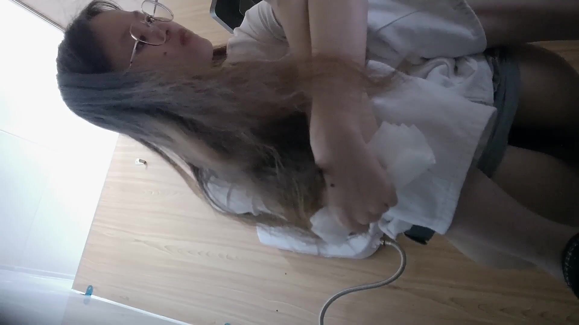 4月流出高校女廁偷拍兩個眼鏡學妹尿尿第一個妹子穿個透明內褲還挺性感的