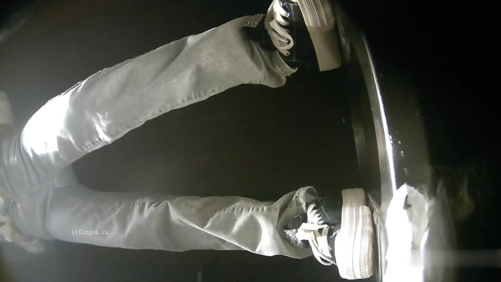 一月最新流出夜總會酒吧綠光系列後拍小姐尿尿極品水晶高跟白虎靚妹居然敢坐在地上玩手機 (2)