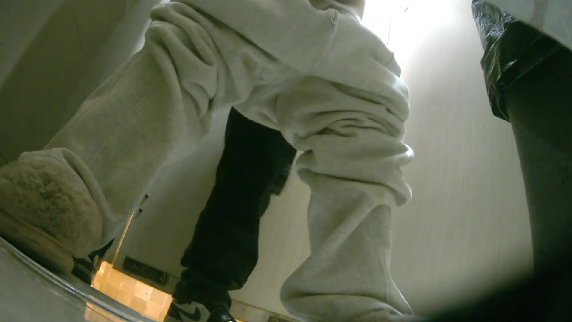 【KTV女廁】全景偷拍美女尿尿剛尿完就被相好的堵在衛生間打一炮才讓走