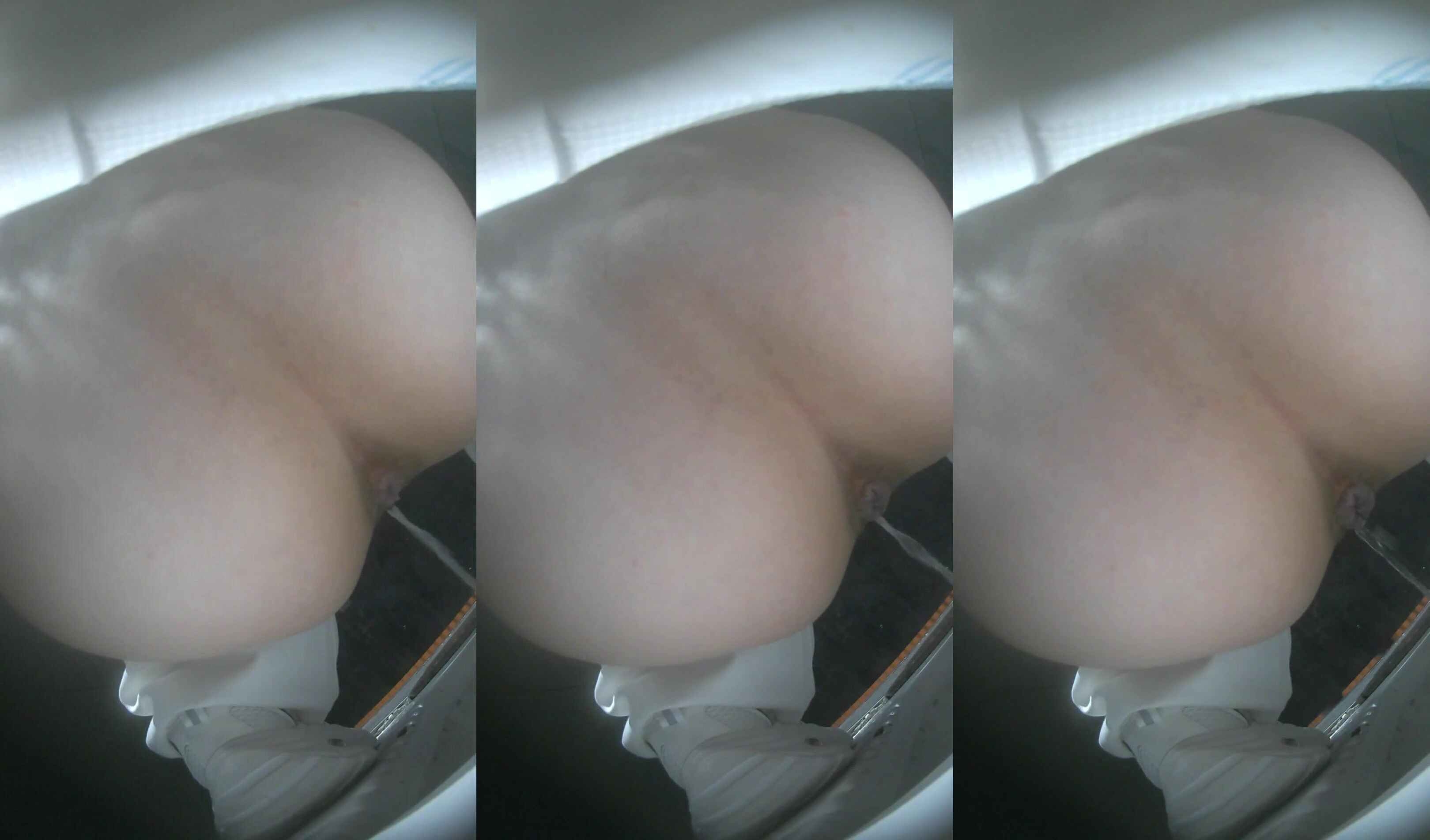 一月流出【酒吧女廁】近視角後拍小姐尿尿運動衣美女的逼逼非常肥厚 (3)