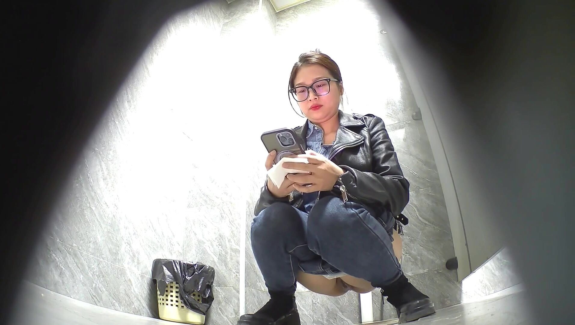 【酒店餐廳女廁】全景偷拍多位美女好幾個嫩鮑魚