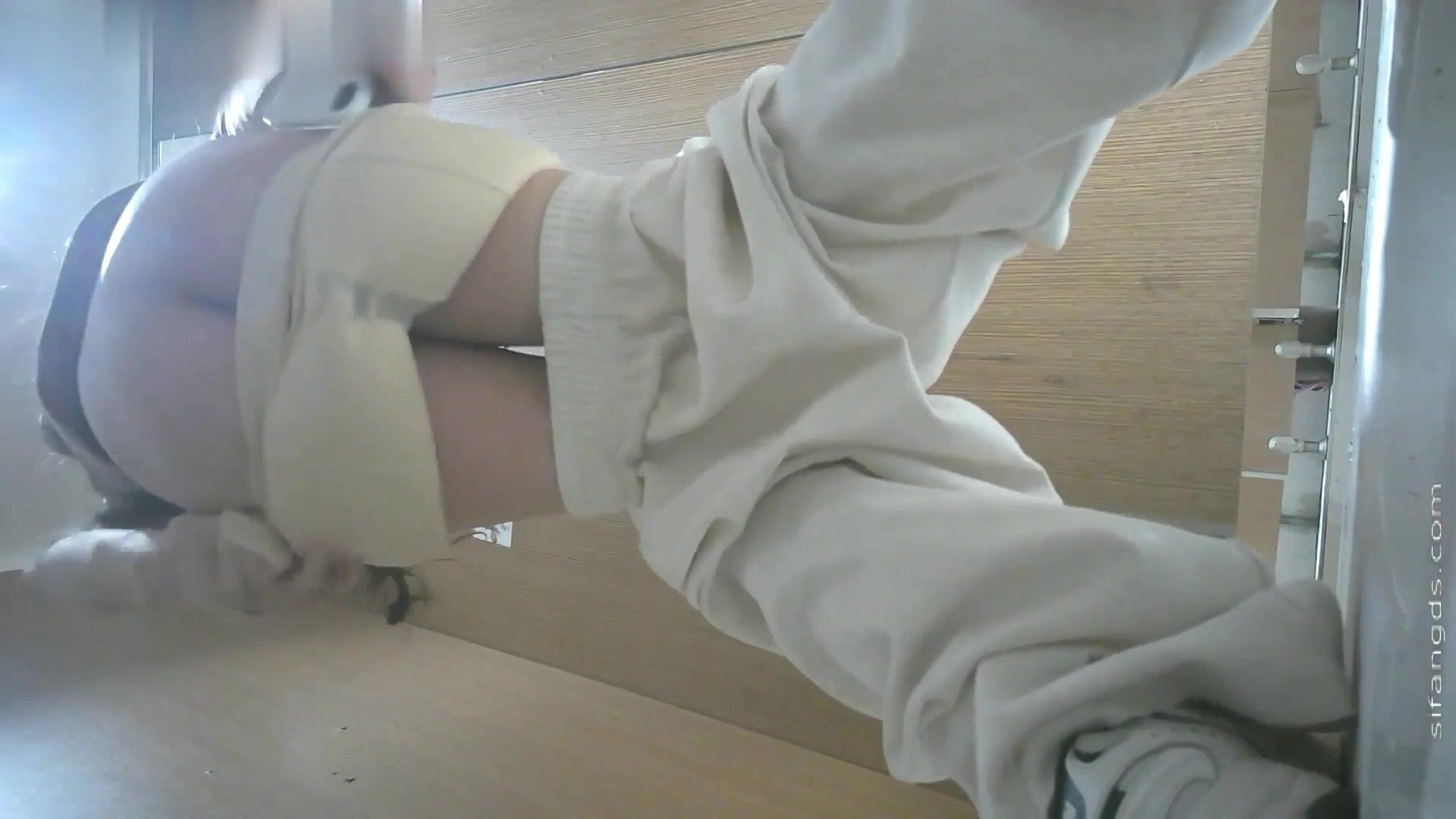 【KTV女廁】全景偷拍多位美女各種極品鮑魚一一展示