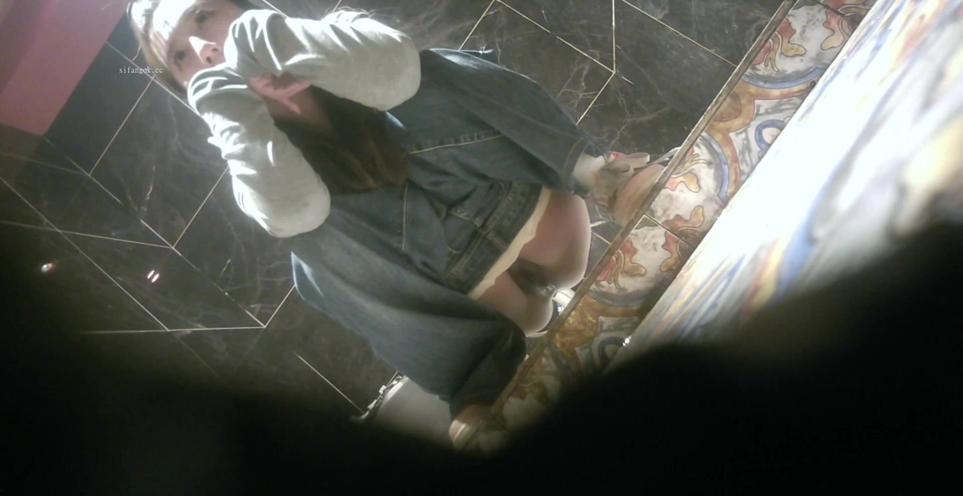 【酒吧全景廁拍】二月最新流出各種黑絲高跟 美女如雲 沒長幾根毛的肉絲褲襪美眉 (2)