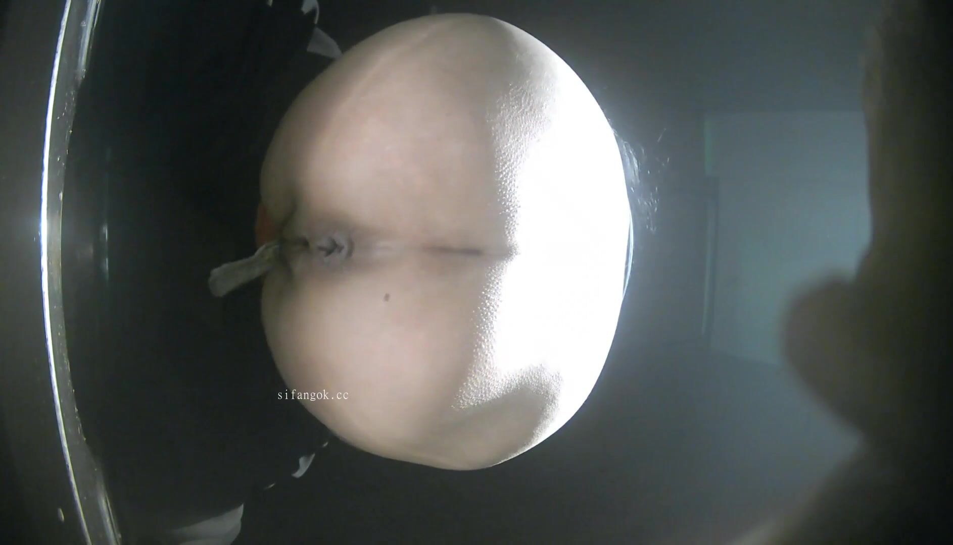 一月最新流出夜總會酒吧綠光系列後拍小姐尿尿其中幾個逼逼粉嫩的長腿妹子(1) (3)