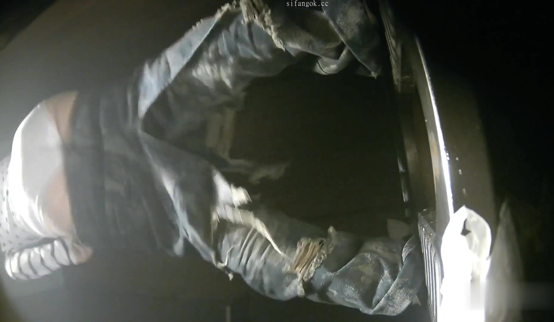 一月最新流出夜總會酒吧綠光系列後拍小姐尿尿高跟肉絲美女尿尿完白帶飄落 (3)