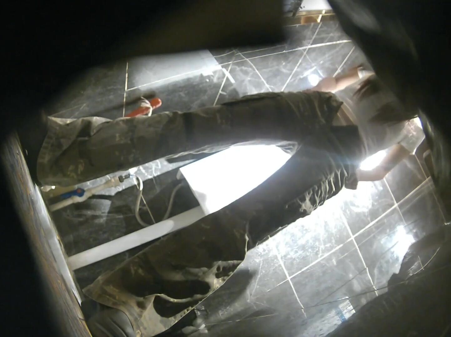 【酒吧全景廁拍】二月最新流出各種黑絲高跟 美女如雲羽絨服靚妹接到外賣小哥電話 (6)