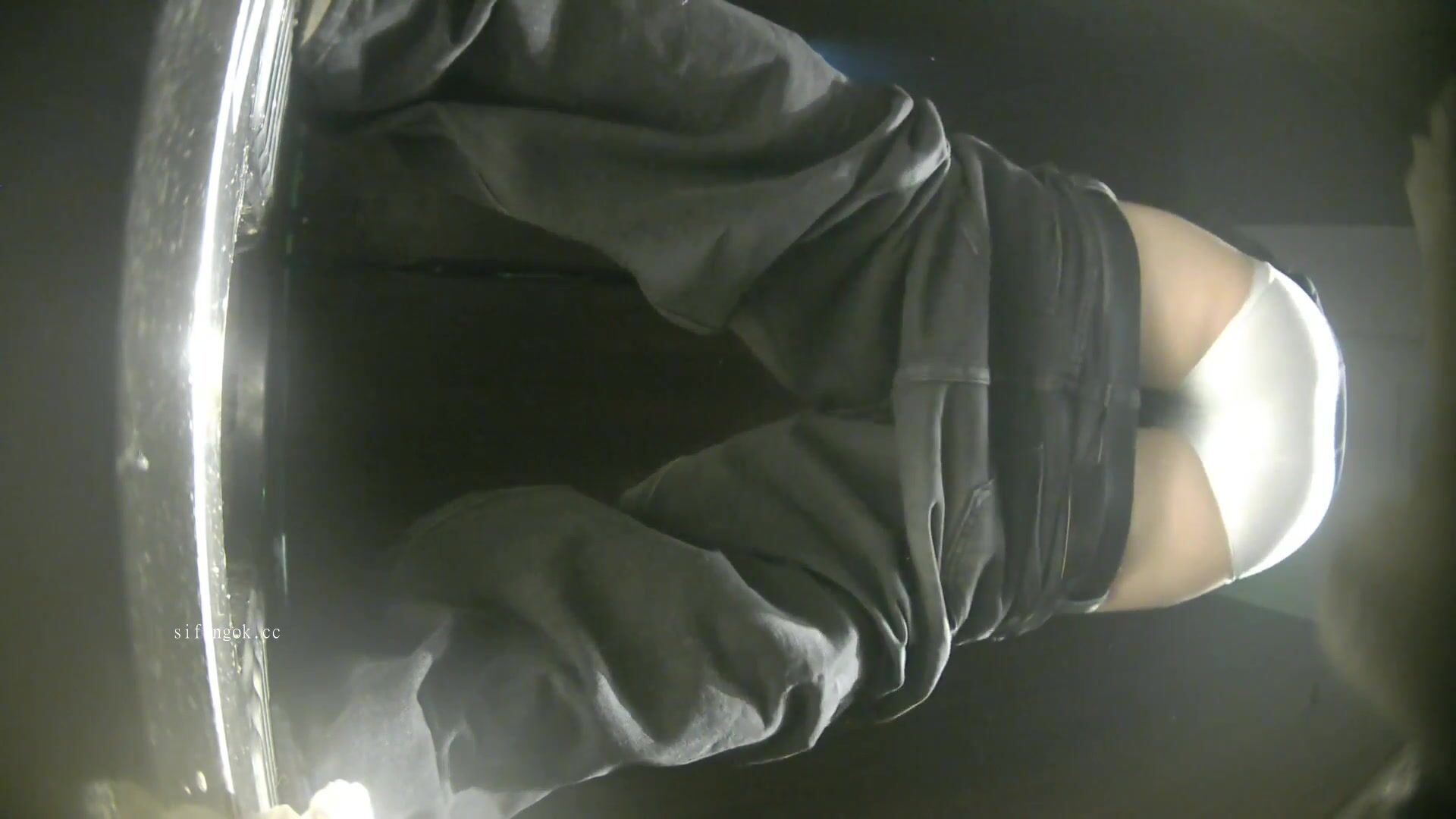 一月最新流出夜總會酒吧綠光系列後拍小姐尿尿前蹲短裙高跟美女尿完不擦逼抖兩下(1) (5)