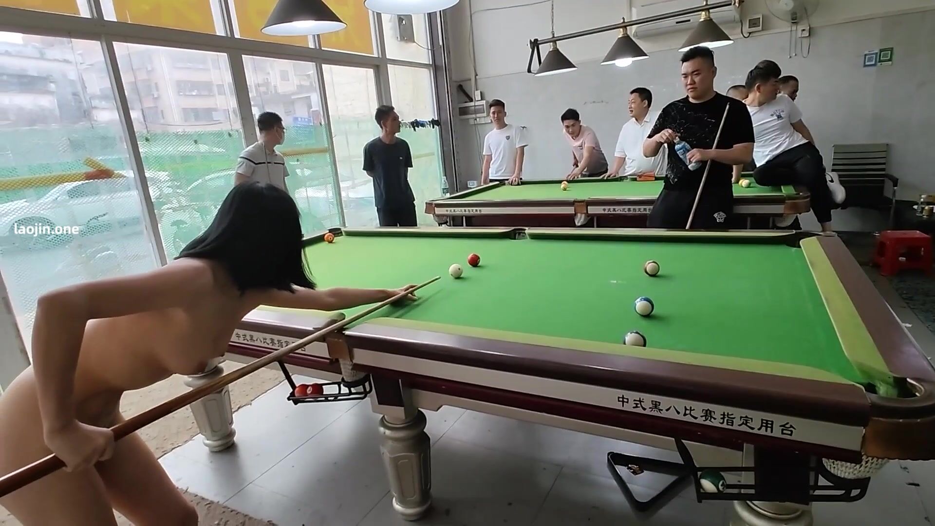 【cikaimoon】人氣露出女神，超大膽全裸檯球廳打球，引一群男人開心圍觀，兄弟們好想撲上去幹她！(3)