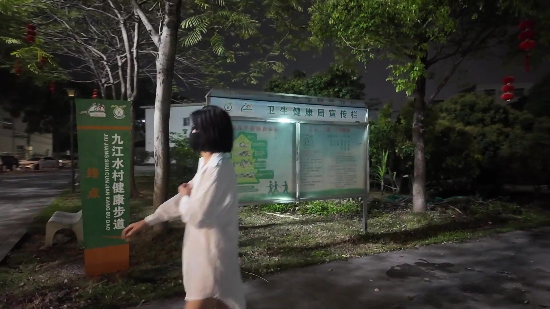 【cikaimoon】最新景區一日遊，炸裂露出一路上回頭率百分百，環衛工小商販們一個個都目瞪口呆 (1)