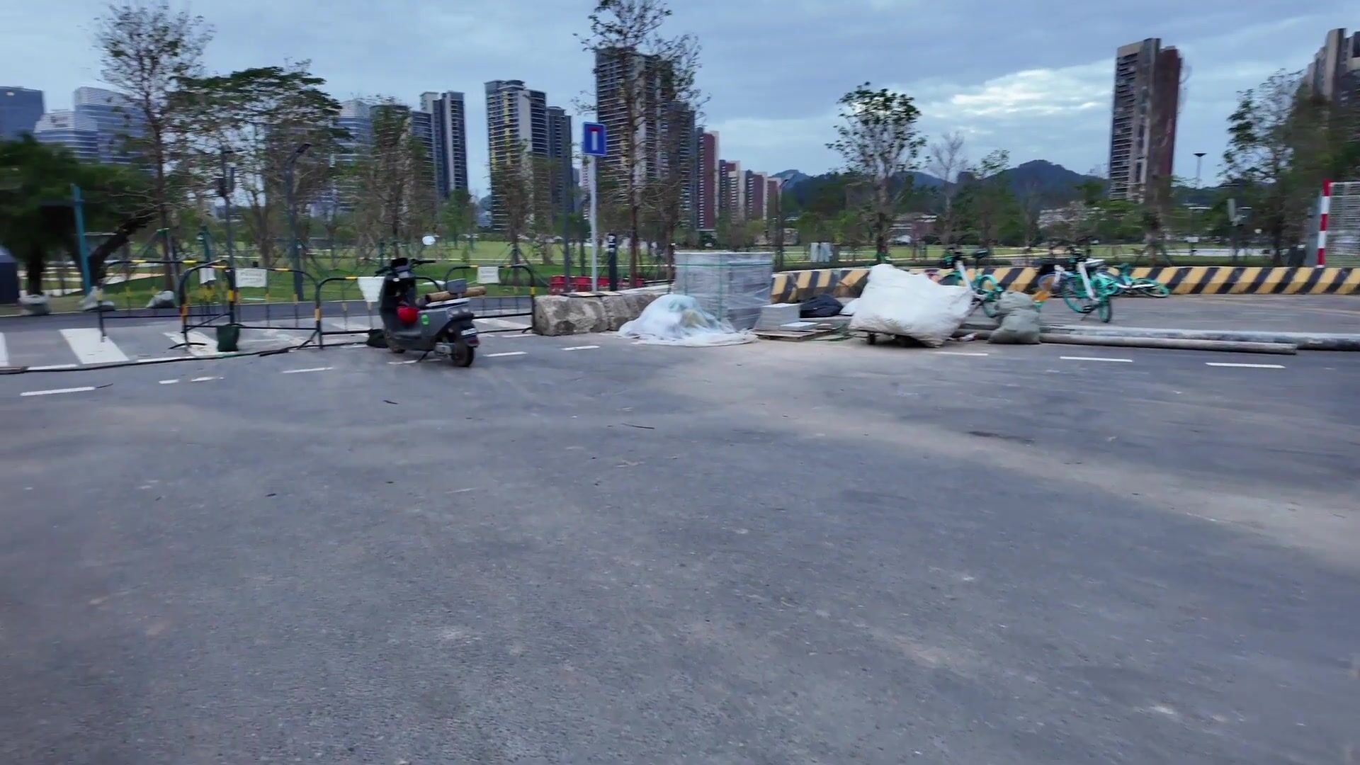 【cikaimoonLiWaynix】最新城市街頭露出從白天到黑夜，大叔們一個個看得流口水，緊張刺激！(2)