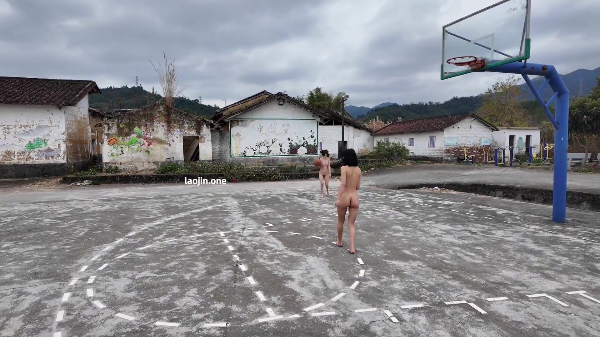 【cikaimoon】最新人氣露出女神超大膽雙裸女打籃球，田間地頭迎風露出，鄉親們大為震驚，太屌了 (2)